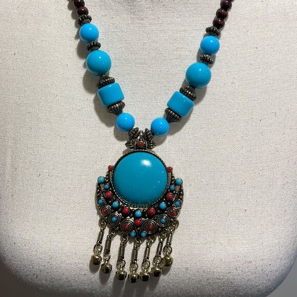 Brand New!! Turquoise beaded statement necklace - Picture 3 of 5